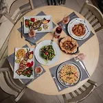 Plaza Pallas 아파트호텔 티실리비