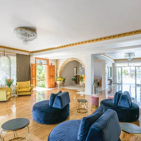 Lägenhetshotell Plaza Pallas 4*